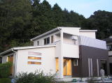 「山沿いに建つ、モダンクラシックの家」